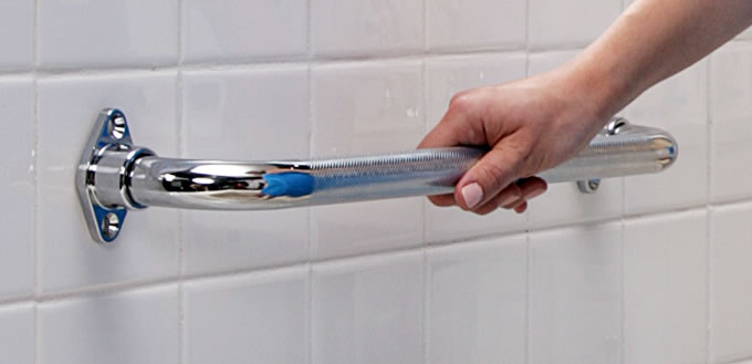 Barre d’appui striée chromée avec brides pivotantes, par AquaSense®, installée sur un mur dans la salle de bains